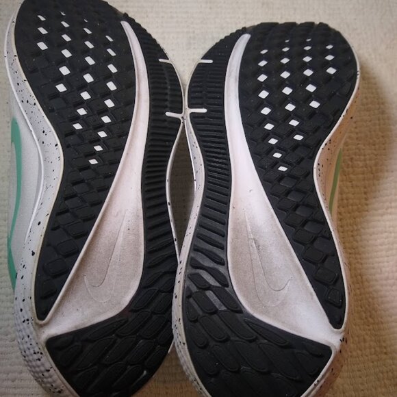 Nike women's  size  8   white / aqua-mint  athletic sneakers - Picture 12 of 13